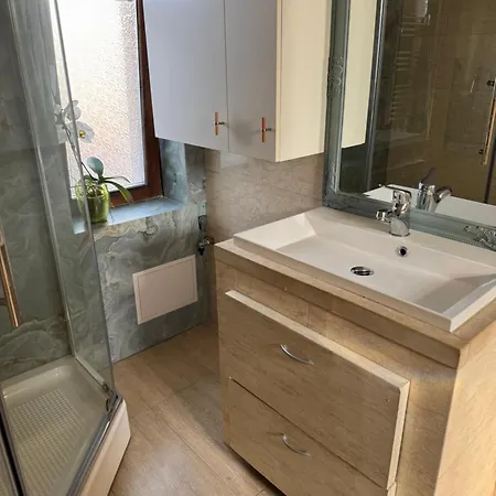 Charming Top-floor In Cozy & Newly Refurbished *