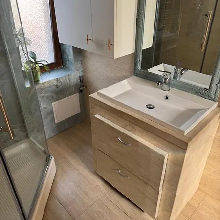 Charming Top-floor In Cozy & Newly Refurbished