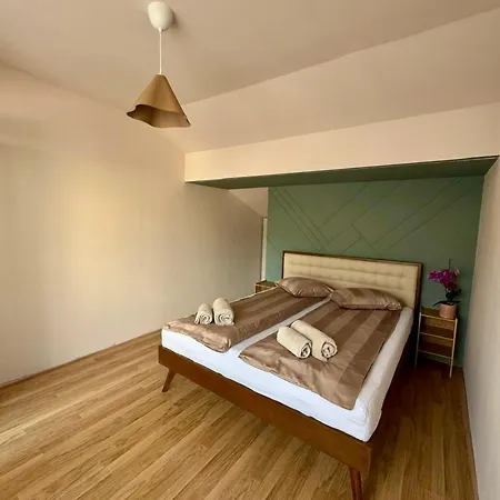 Charming Top-floor In Cozy & Newly Refurbished Apartmán
