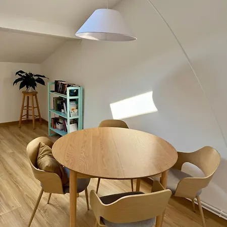 Charming Top-floor In Cozy & Newly Refurbished 아파트 *