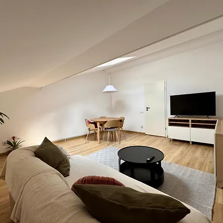 Charming Top-floor In Cozy & Newly Refurbished 아파트