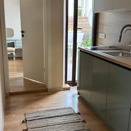 Charming Top-floor In Cozy & Newly Refurbished *